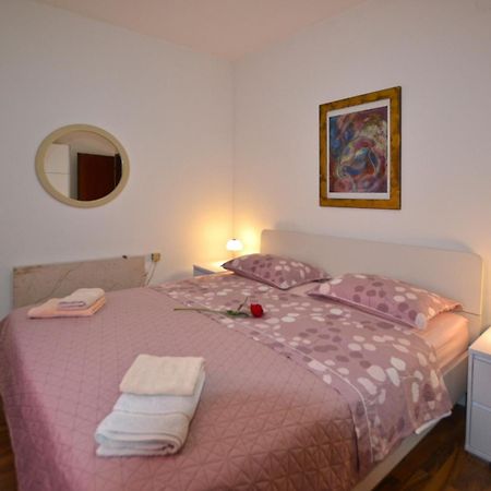 Galant Apartments Ровин Екстериор снимка