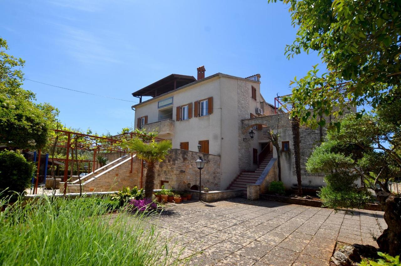 Galant Apartments Ровин Екстериор снимка