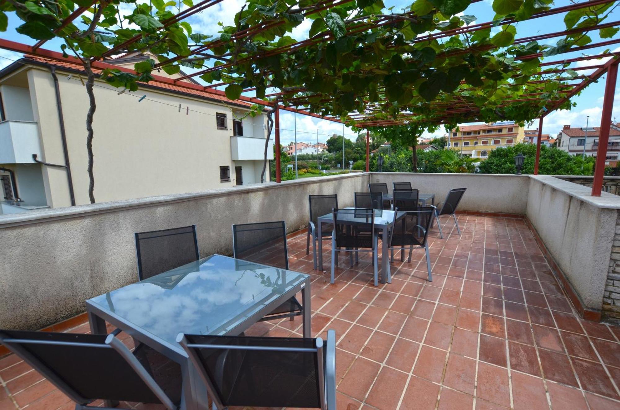 Galant Apartments Ровин Екстериор снимка