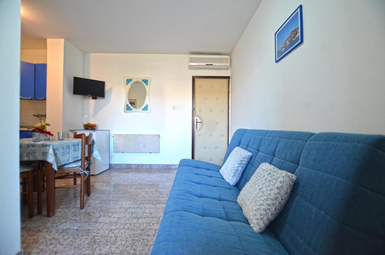 Galant Apartments Ровин Екстериор снимка