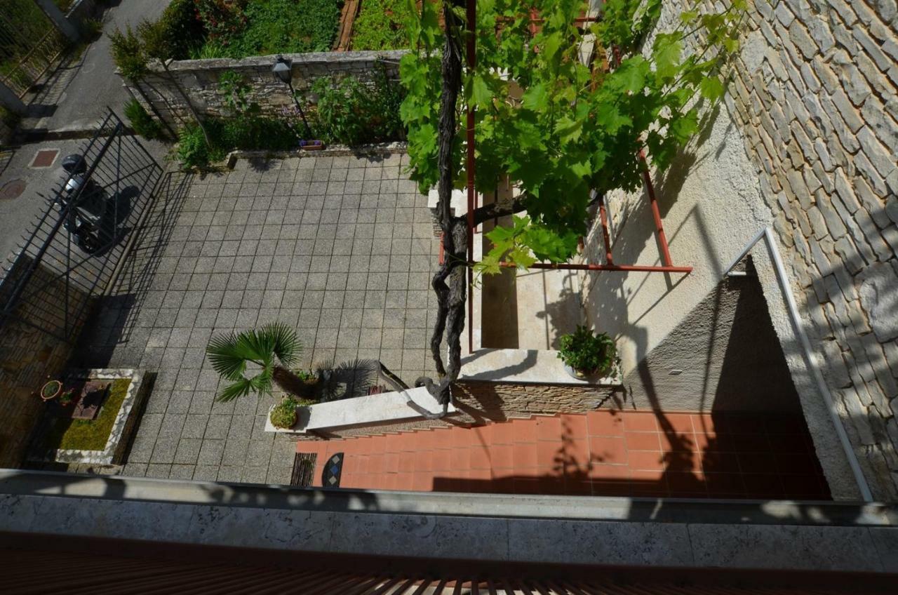 Galant Apartments Ровин Екстериор снимка